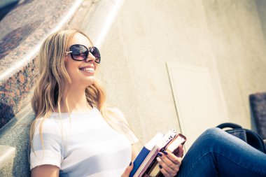 kitap okuyan öğrenci kız