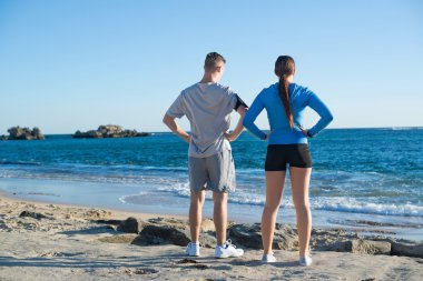 Çift Joggers sahilde