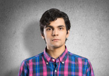 checked tişörtlü yakışıklı adam