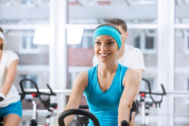 insanlar bisiklet üzerinde egzersiz