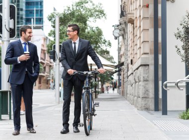 Açık havada konuşurken işadamları