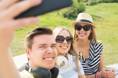 Gençler selfie yapma
