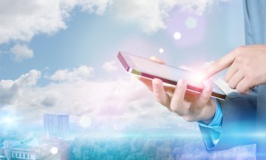 Tablet pc kullanan işadamı