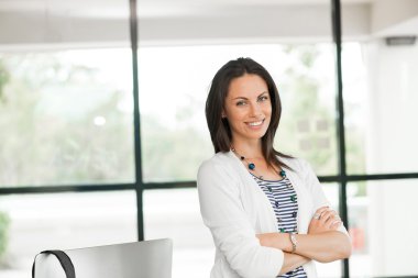 düşünceli çekici kadın