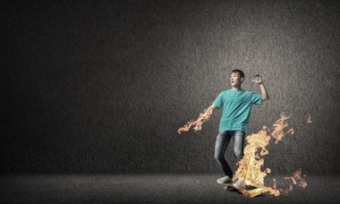 Patenci çocuk kaykay üzerinde sürme