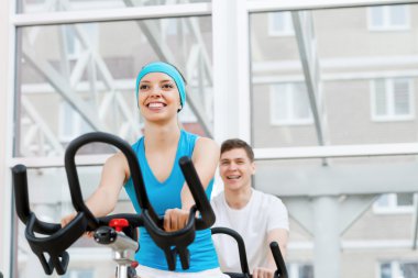 insanlar bisiklet üzerinde egzersiz