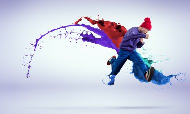 Genç erkek dansçı olarak atlama