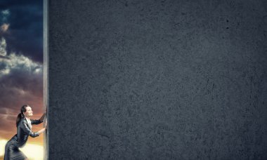 iş kadını hareketli çimento duvar