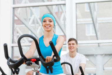 insanlar bisiklet üzerinde egzersiz