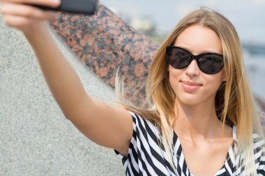 Kız yapma selfie fotoğraf
