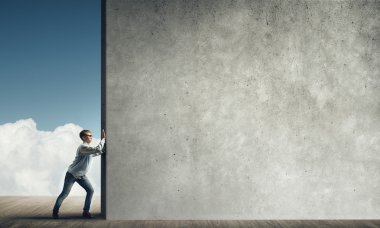 Genç çocuk taş boş duvar itme