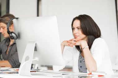 Genç arkadaşları bilgisayar kullanarak