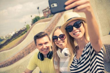 Gençler selfie yapma