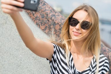 Kız yapma selfie fotoğraf