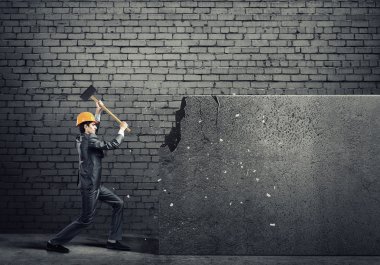 işadamı kask kırma çimento duvarındaki