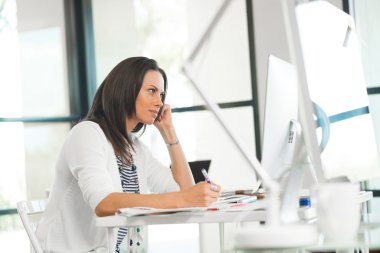 bilgisayarda çalışan esmer kadın