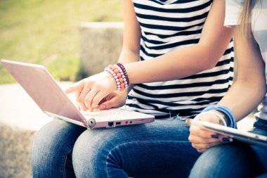 arkadaşlar aygıtları kullanarak