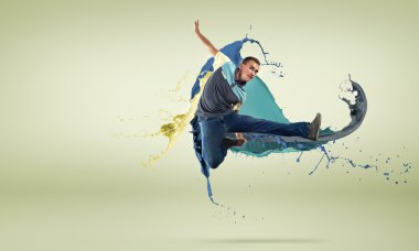 Genç erkek dansçı olarak atlama