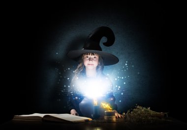 küçük halloween cadı