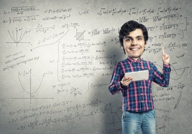 büyük başlı öğrenci tablet ile