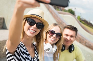 Gençler selfie yapma