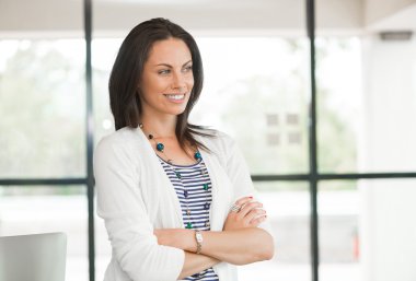 Düşünceli çekici kadın ayakta