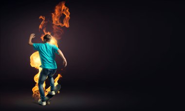 Patenci çocuk kaykay üzerinde sürme
