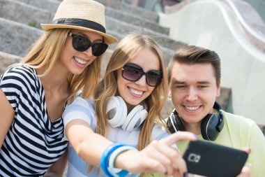 Gençler selfie yapma