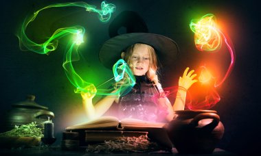 küçük halloween cadı