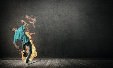 Patenci çocuk kaykay üzerinde sürme