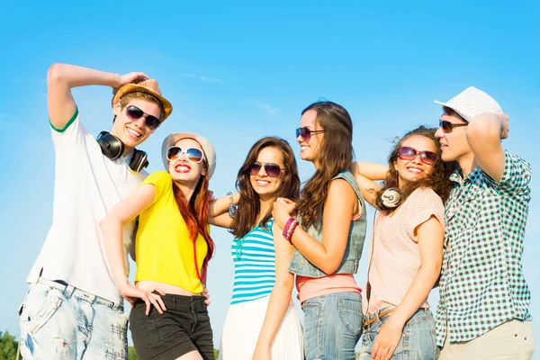 Jeunes portant des lunettes de soleil — Photo