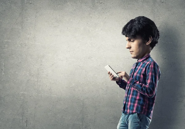 Estudante de cabeça grande com tablet — Fotografia de Stock