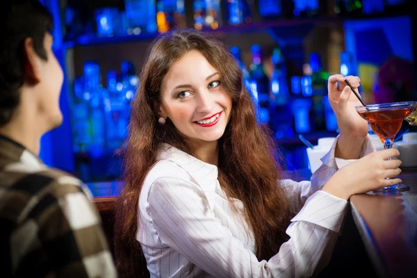 Jeune femme et homme dans le bar — Photo