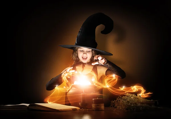 Petite sorcière d'Halloween — Photo