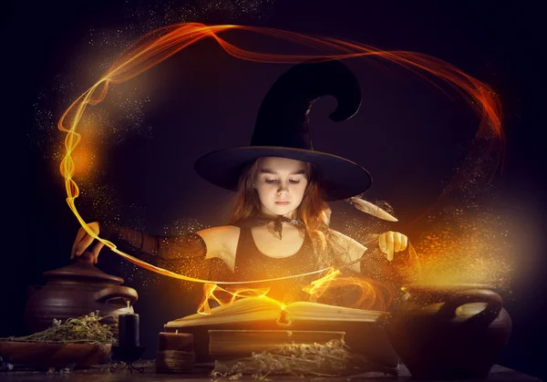 Micuţa vrăjitoare de Halloween — Fotografie, imagine de stoc