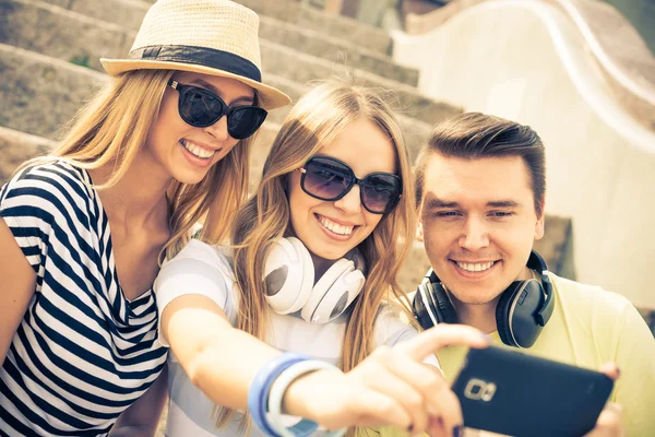 Selfie を活用する若者 — ストック写真
