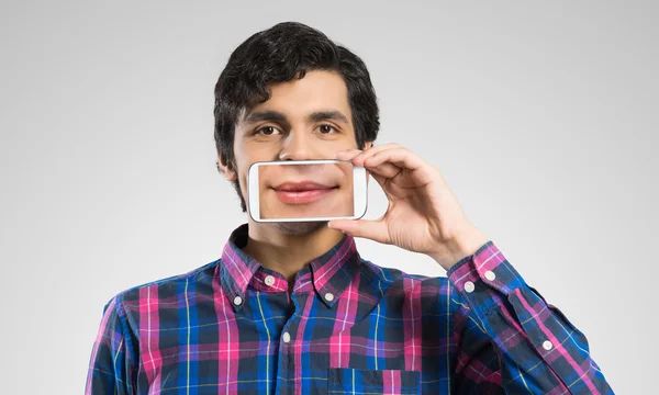 Άνθρωπος εκμετάλλευση smartphone με χαμόγελο — Φωτογραφία Αρχείου