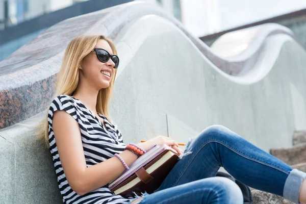 Estudiante chica estudiando con libros —  Fotos de Stock