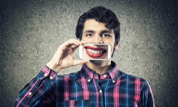 Junger Mann mit Smartphone — Stockfoto