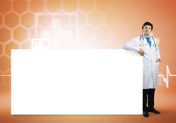 Medico con banner in bianco — Foto Stock