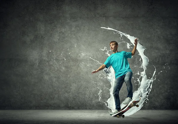 Skater boy su skateboard — Foto Stock