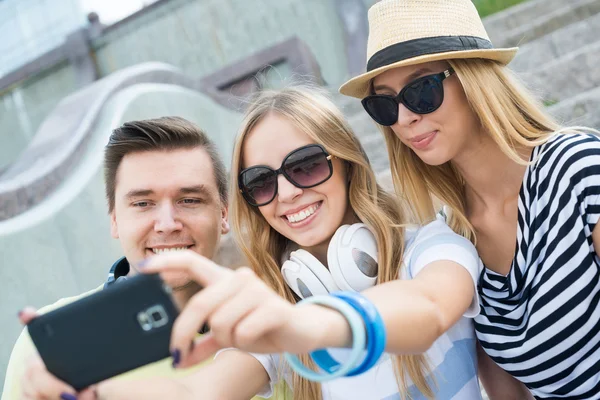 Selfie を活用する若者 — ストック写真