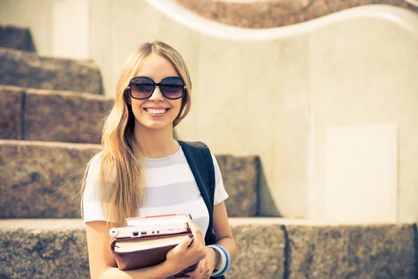 Student tjej studerar med böcker — Stockfoto