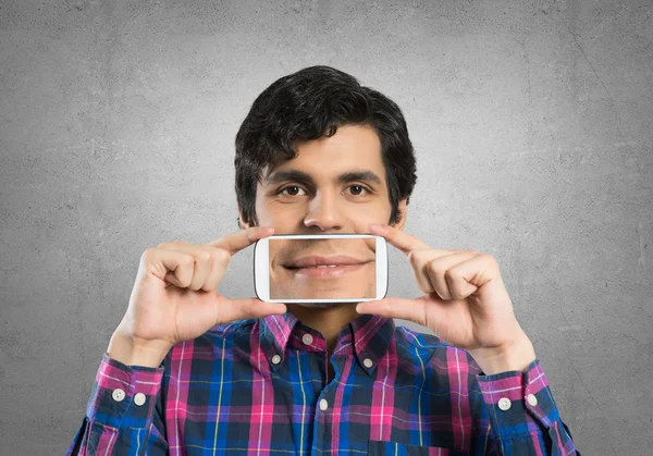 Young man holding smartphone — Stock Photo, Image