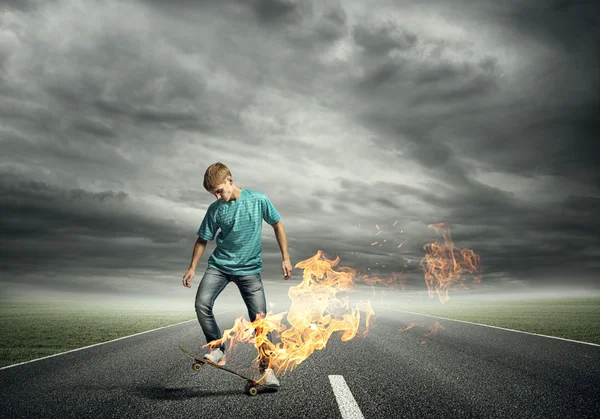 Skater boy ridning på skateboard — Stockfoto