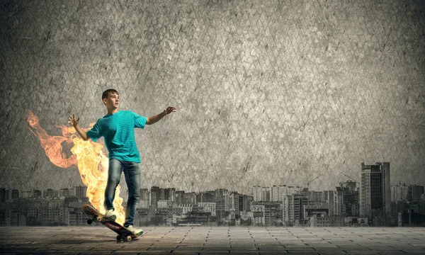 Skater jongen op skateboard — Stockfoto