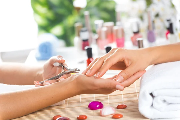 Kobieta w salonie otrzymania do manicure — Zdjęcie stockowe