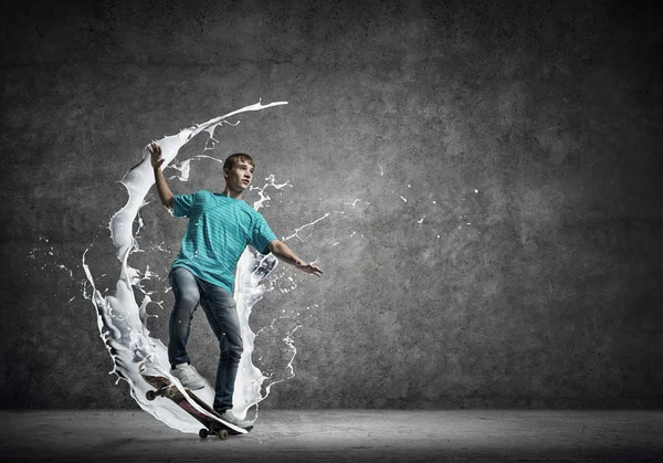 Skater garçon sur skateboard — Photo