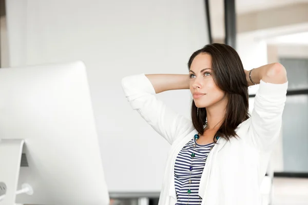 Brunette woman  working on computer — Stock Photo, Image