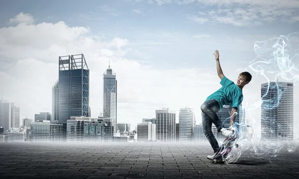 Guy ridning skateboard och rök — Stockfoto